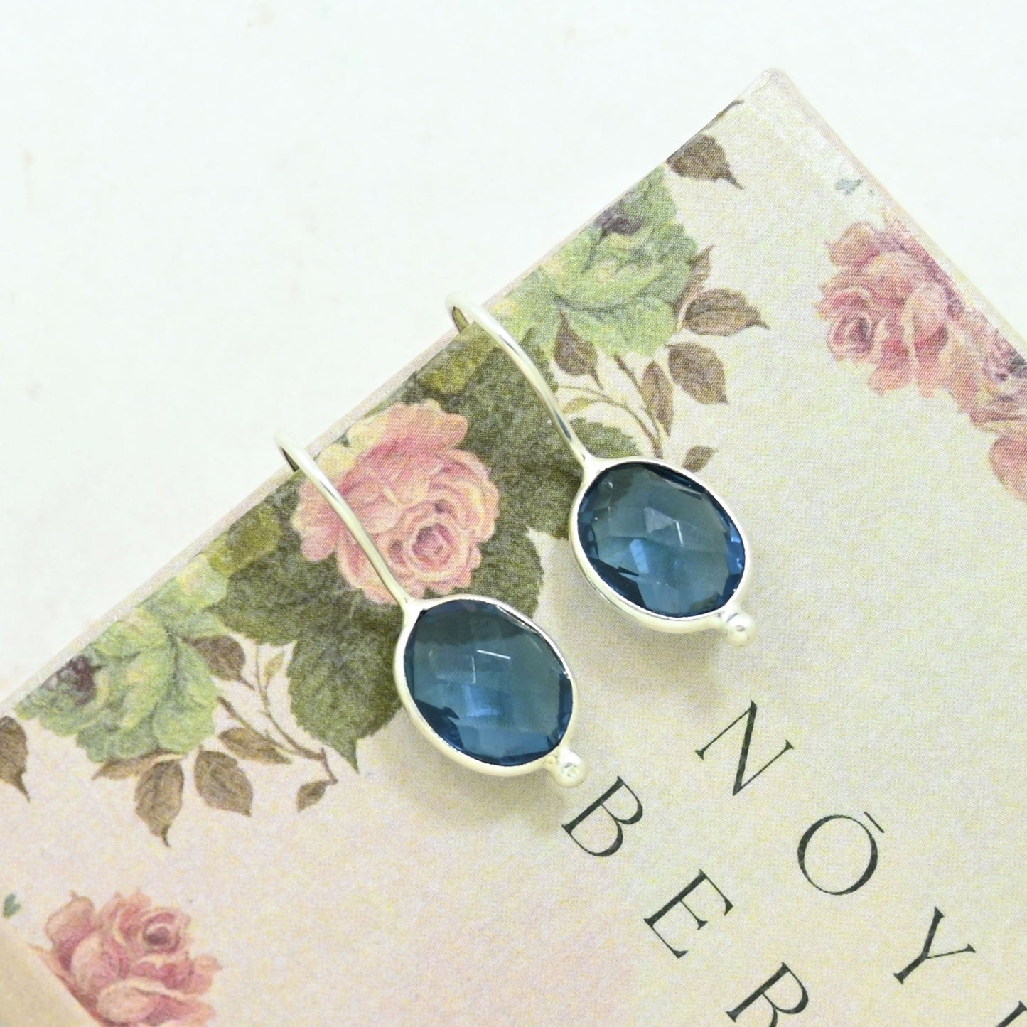 OVAL GEMSTONE EARRING