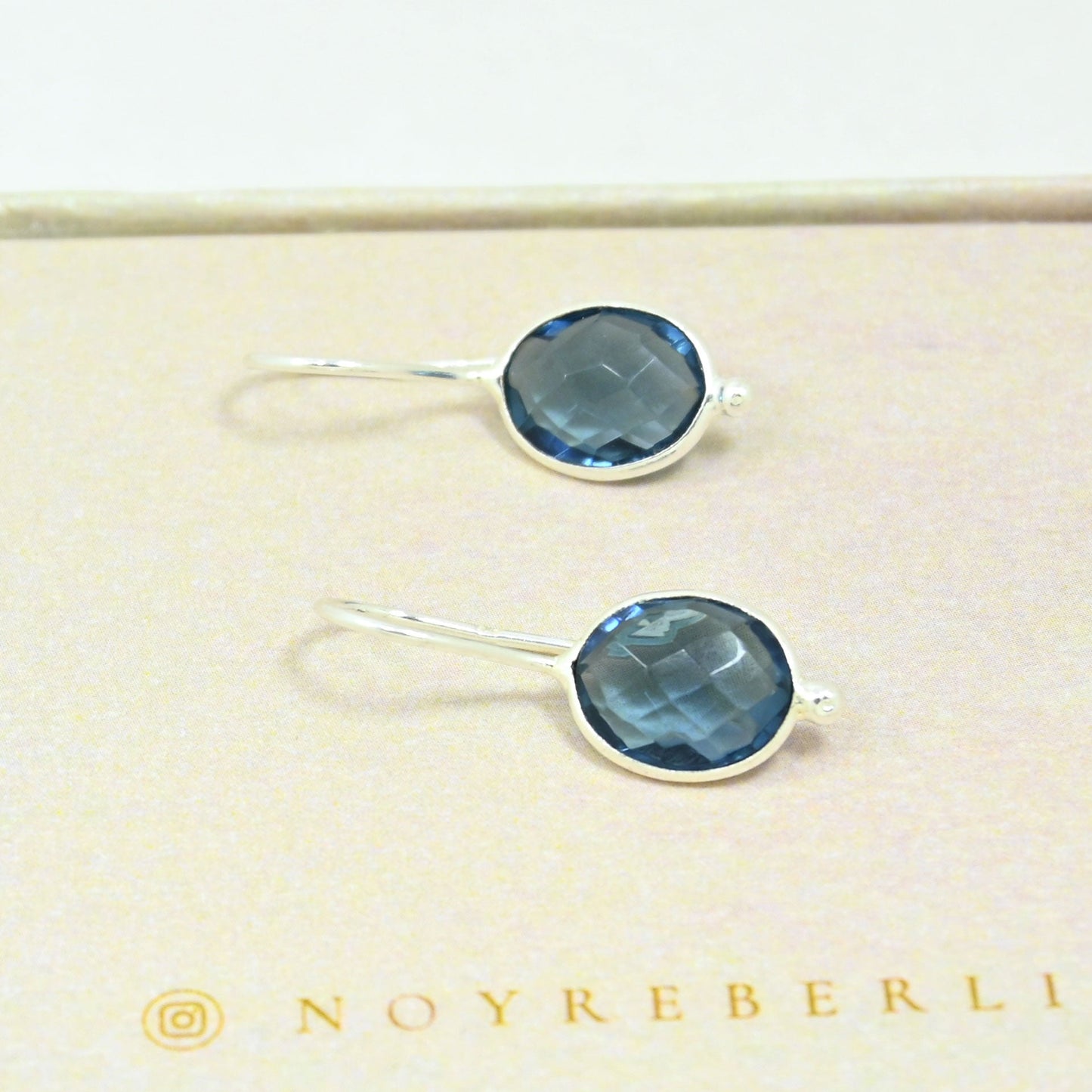 OVAL GEMSTONE EARRING