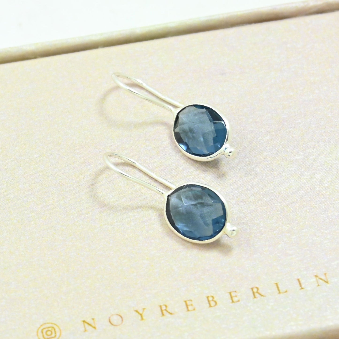 OVAL GEMSTONE EARRING