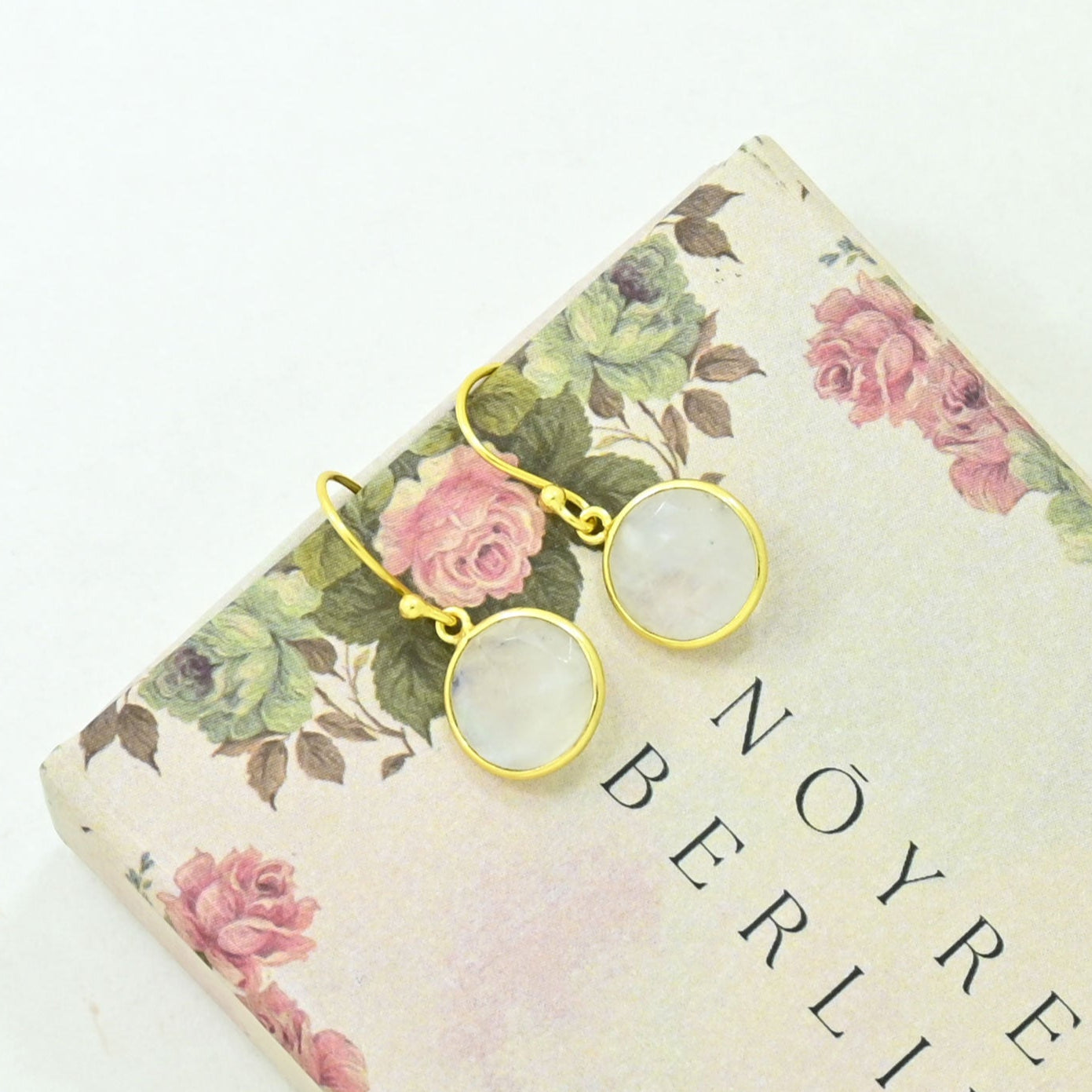 ROUND GEMSTONE EARRING