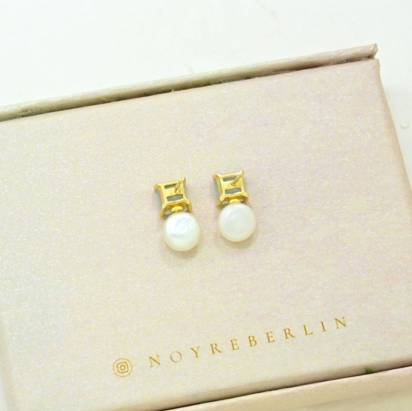 AALIYAH STUD EARRING