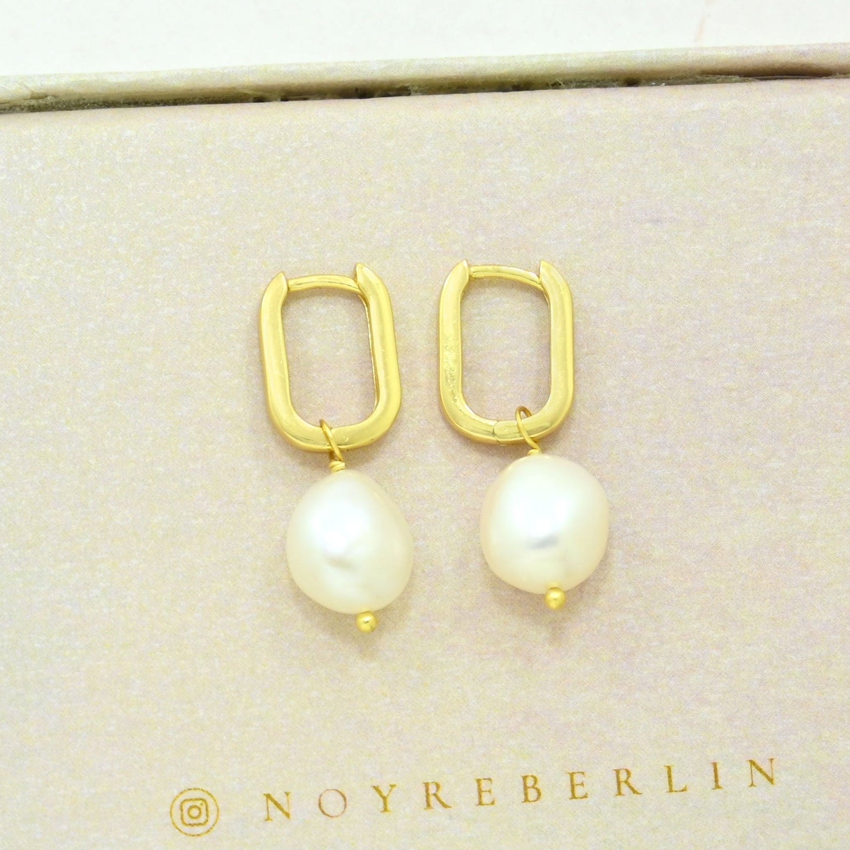 delicate Pearl drop earring gold plated