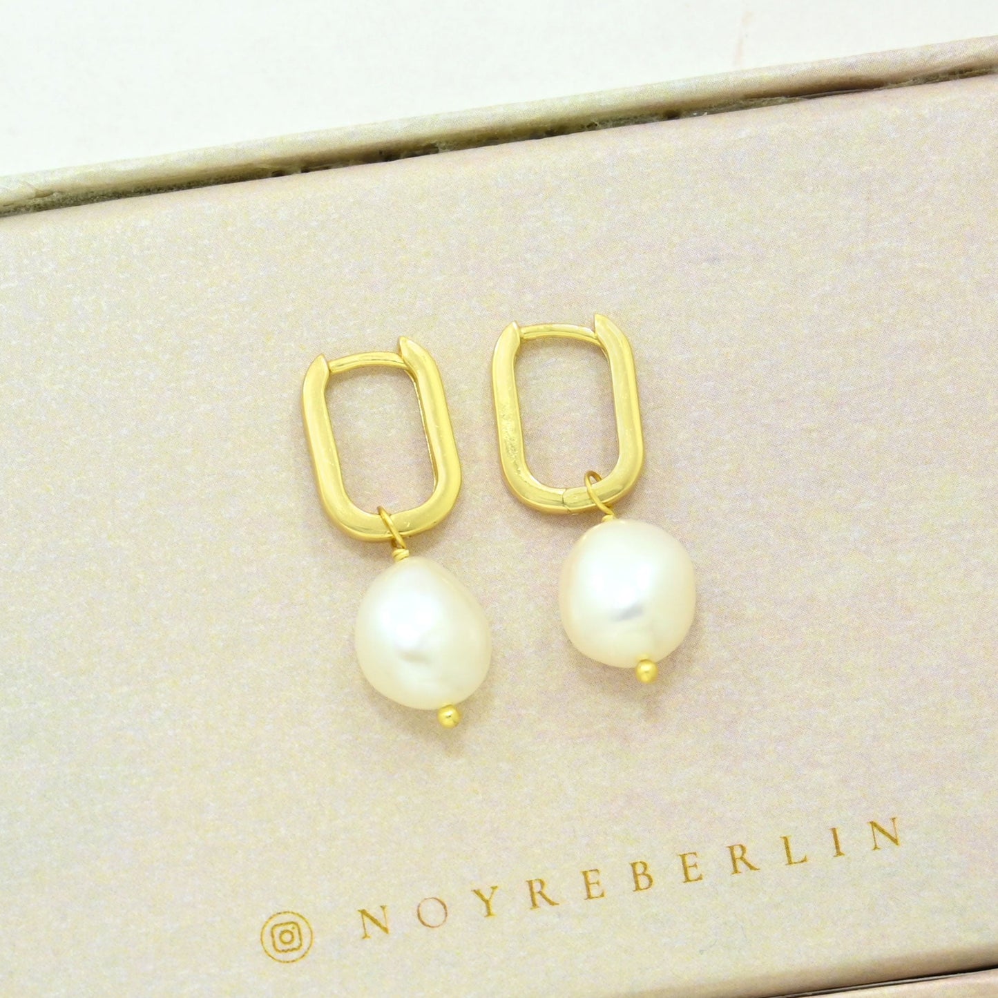delicate Pearl drop earring gold plated