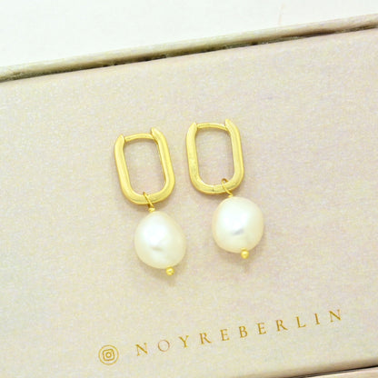 delicate Pearl drop earring gold plated