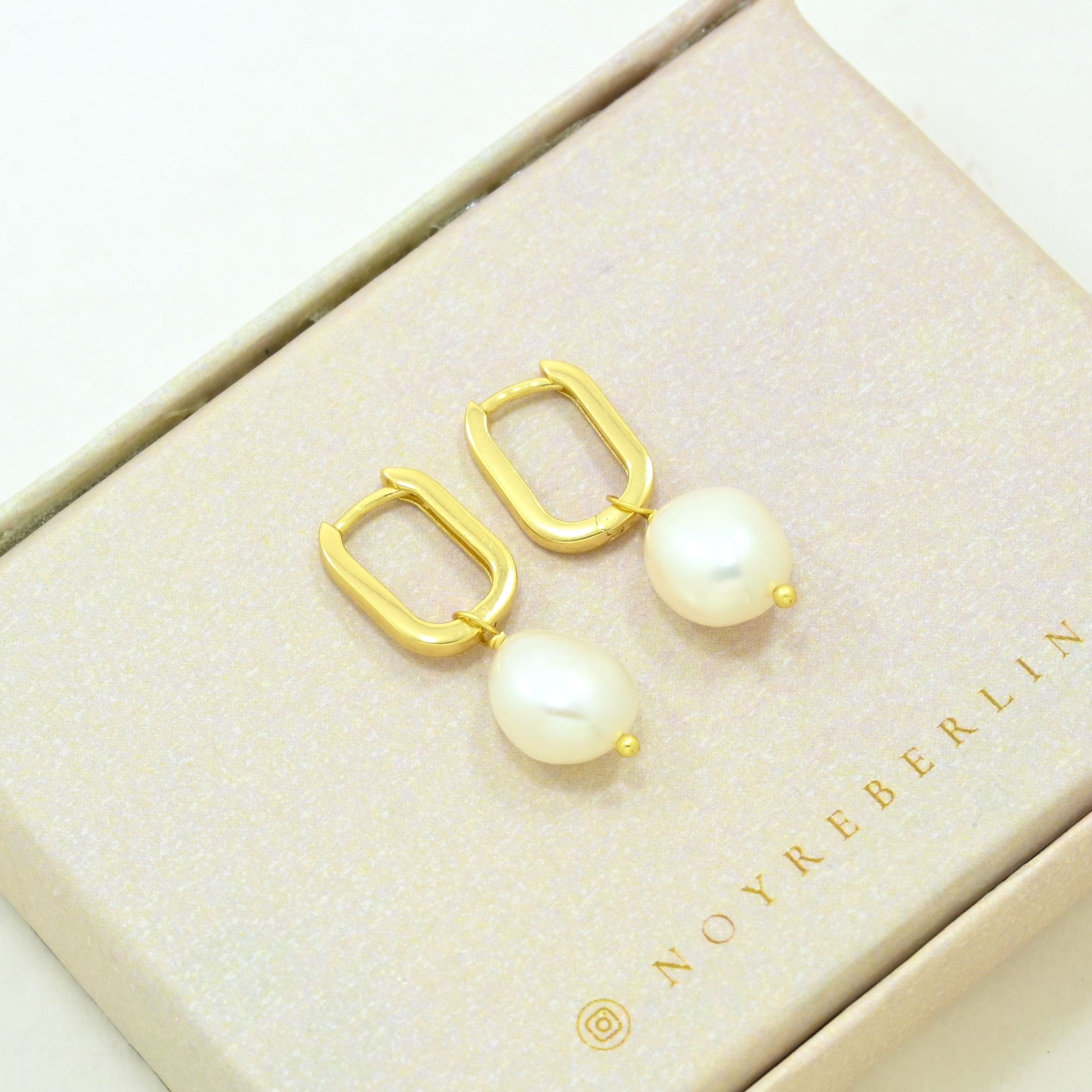 delicate Pearl drop earring gold plated