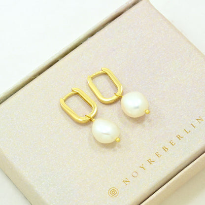 delicate Pearl drop earring gold plated