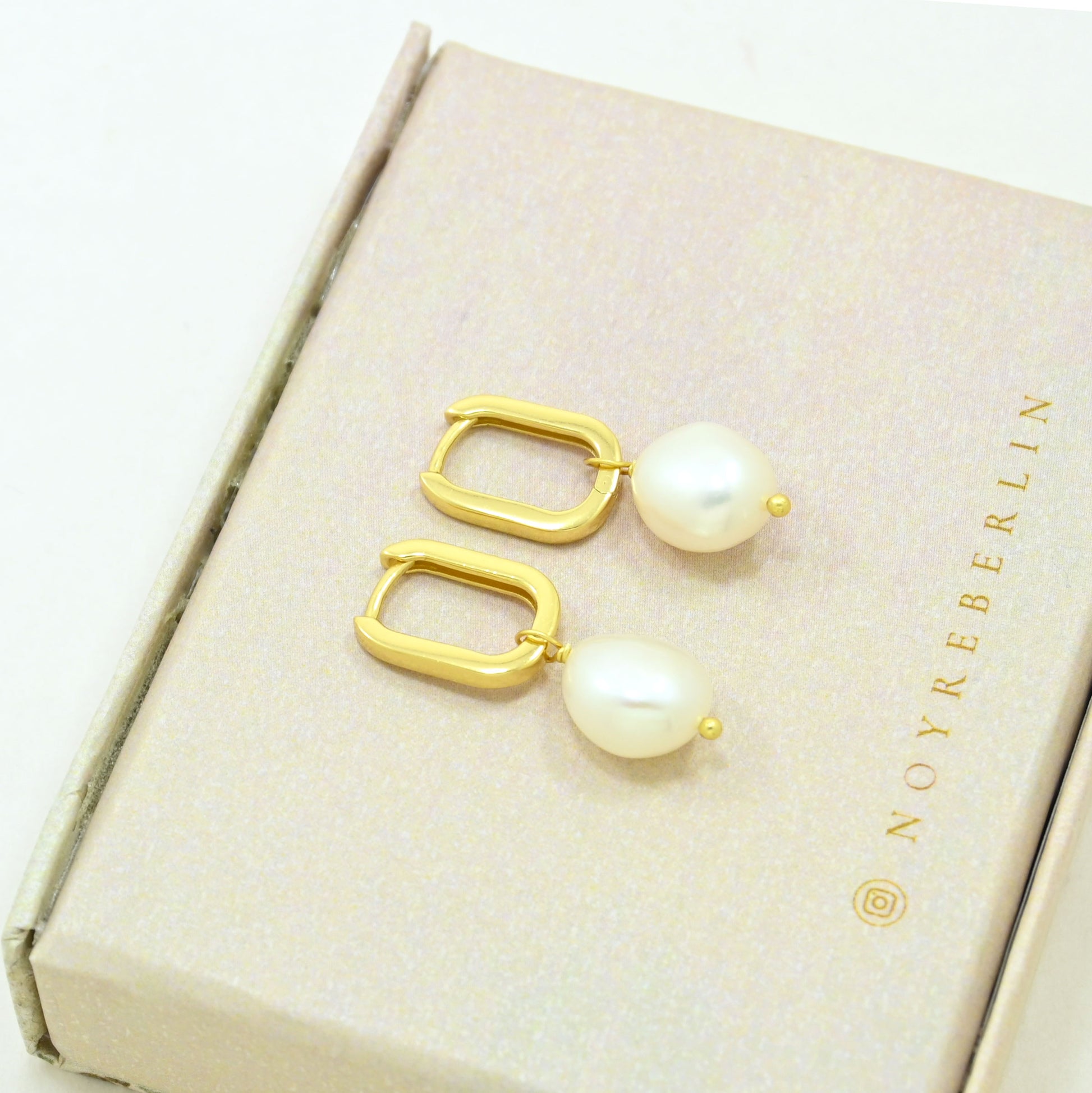 delicate Pearl drop earring gold plated