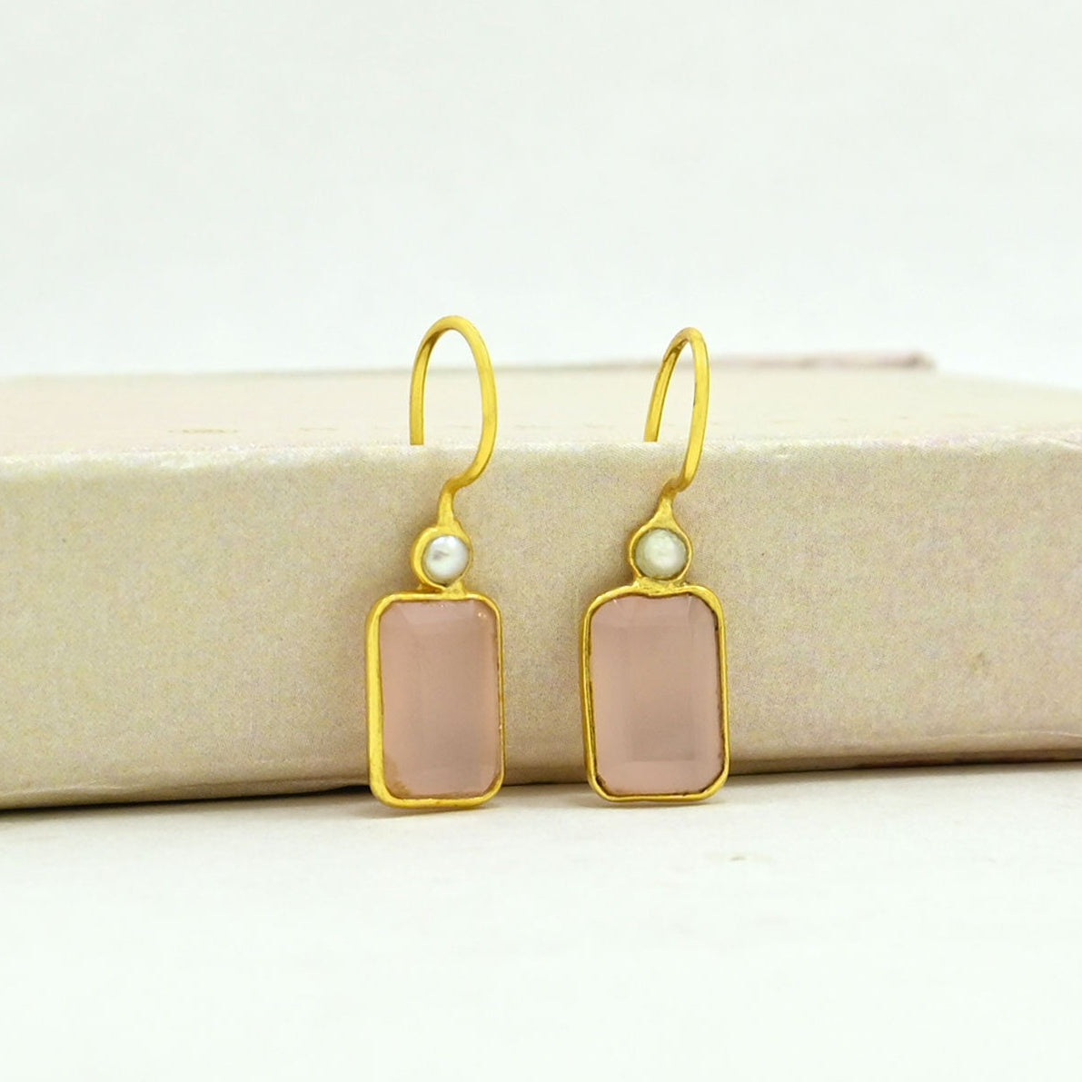BIRDIE EARRING - PEARL & ROSE QUARTZ