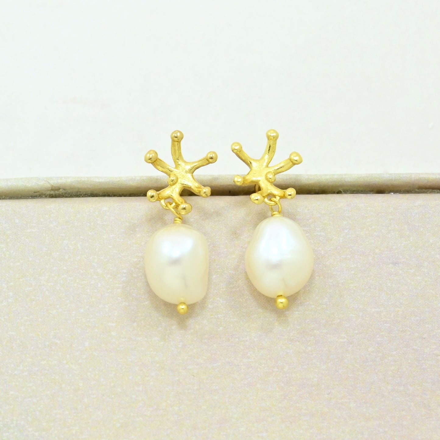 Pearl dangle earring gold plated
