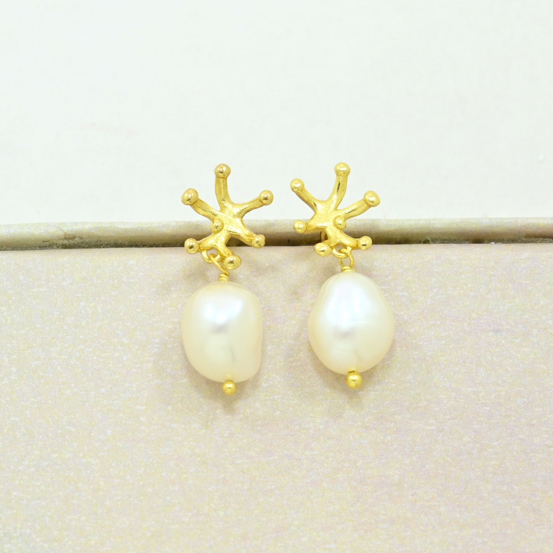 Pearl dangle earring gold plated