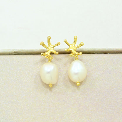Pearl dangle earring gold plated