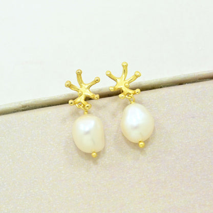 Pearl dangle earring gold plated