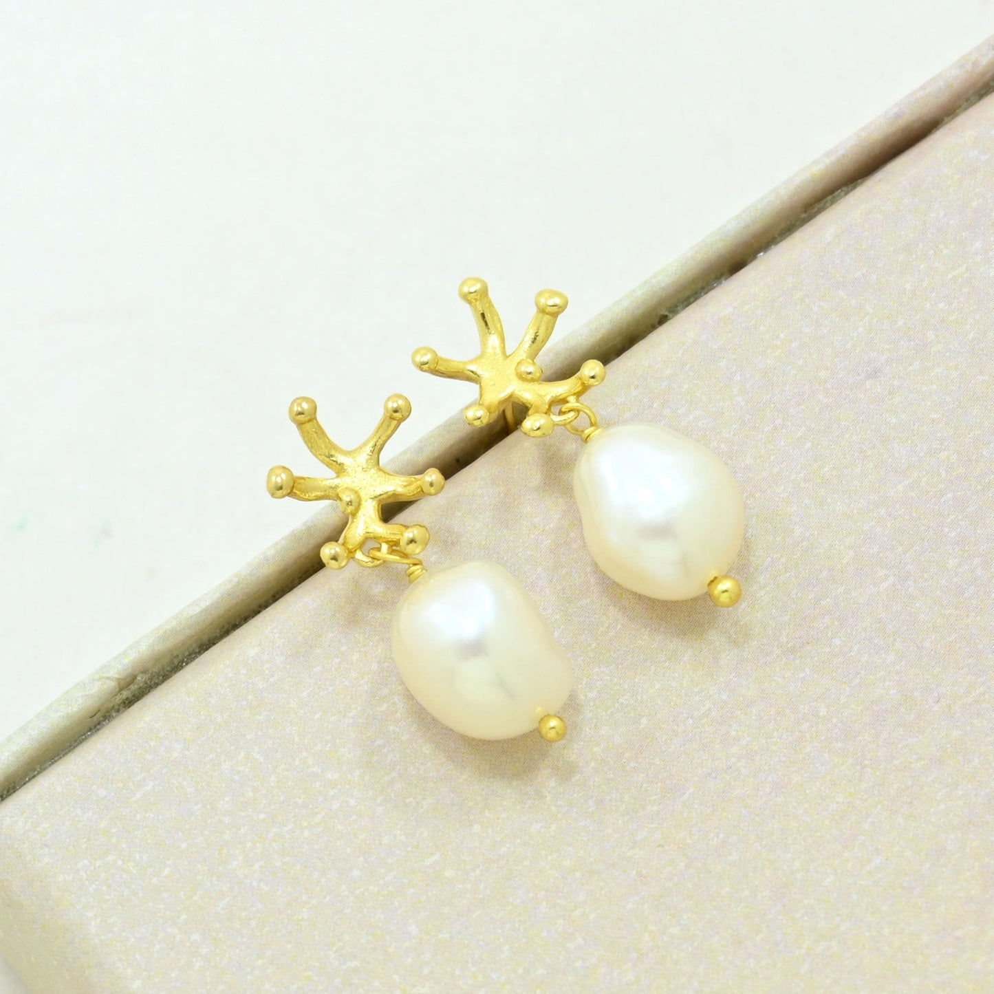 Pearl dangle earring gold plated