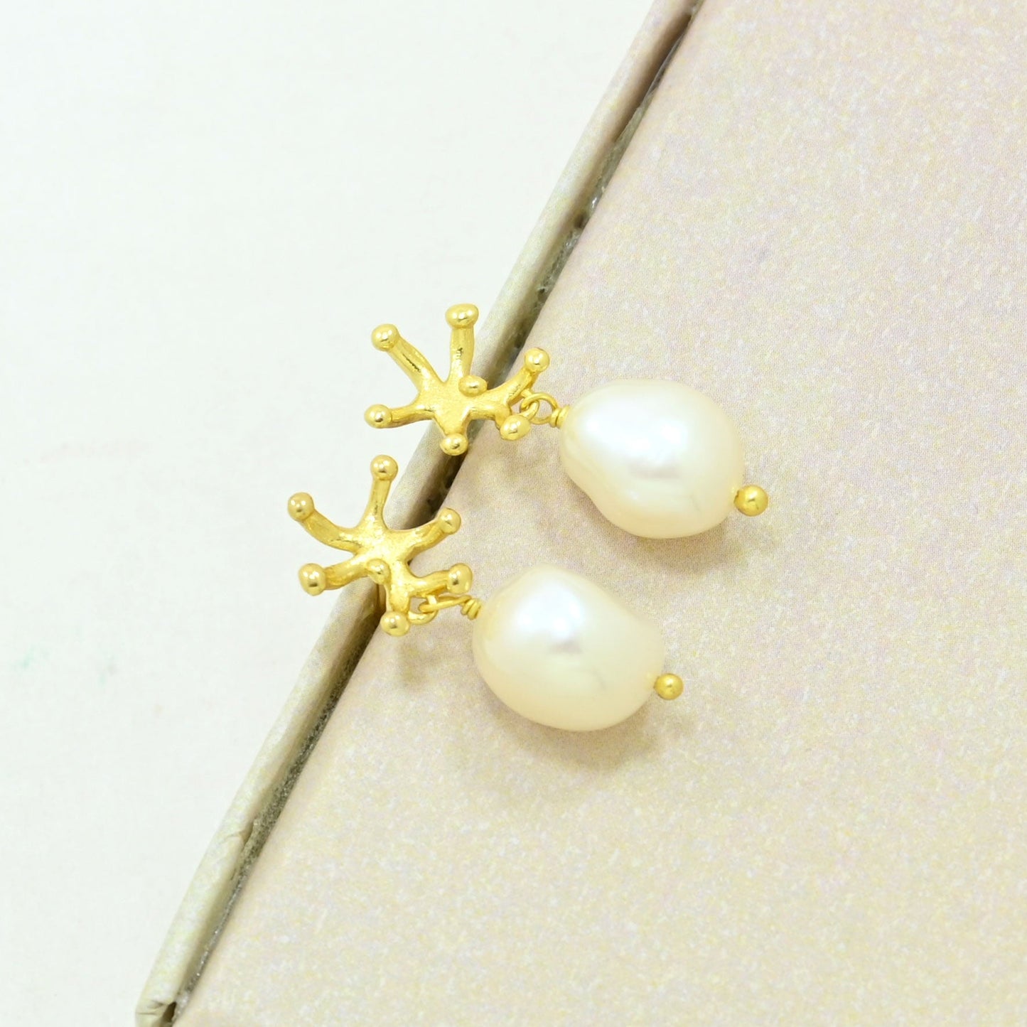 Pearl dangle earring gold plated