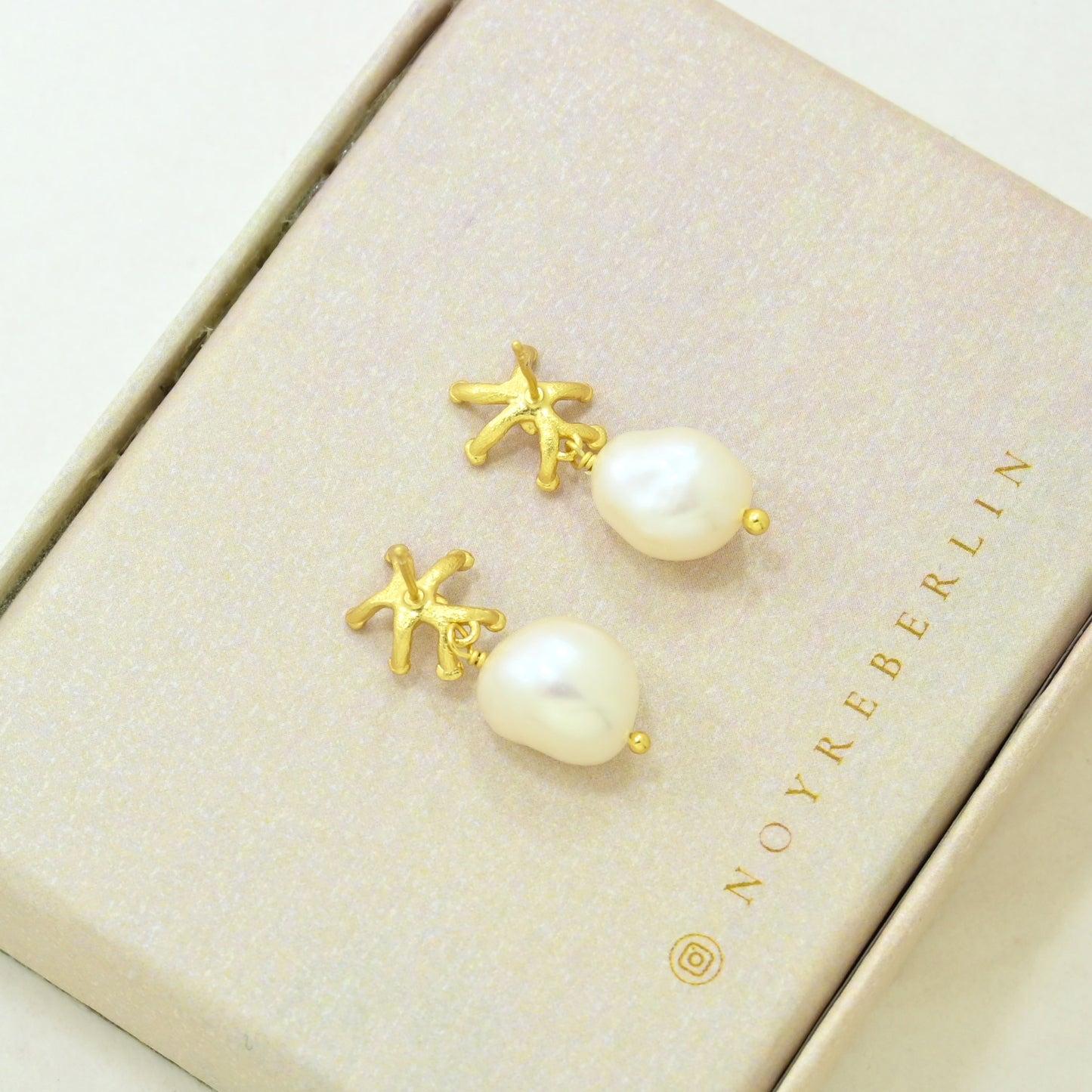 Pearl dangle earring gold plated