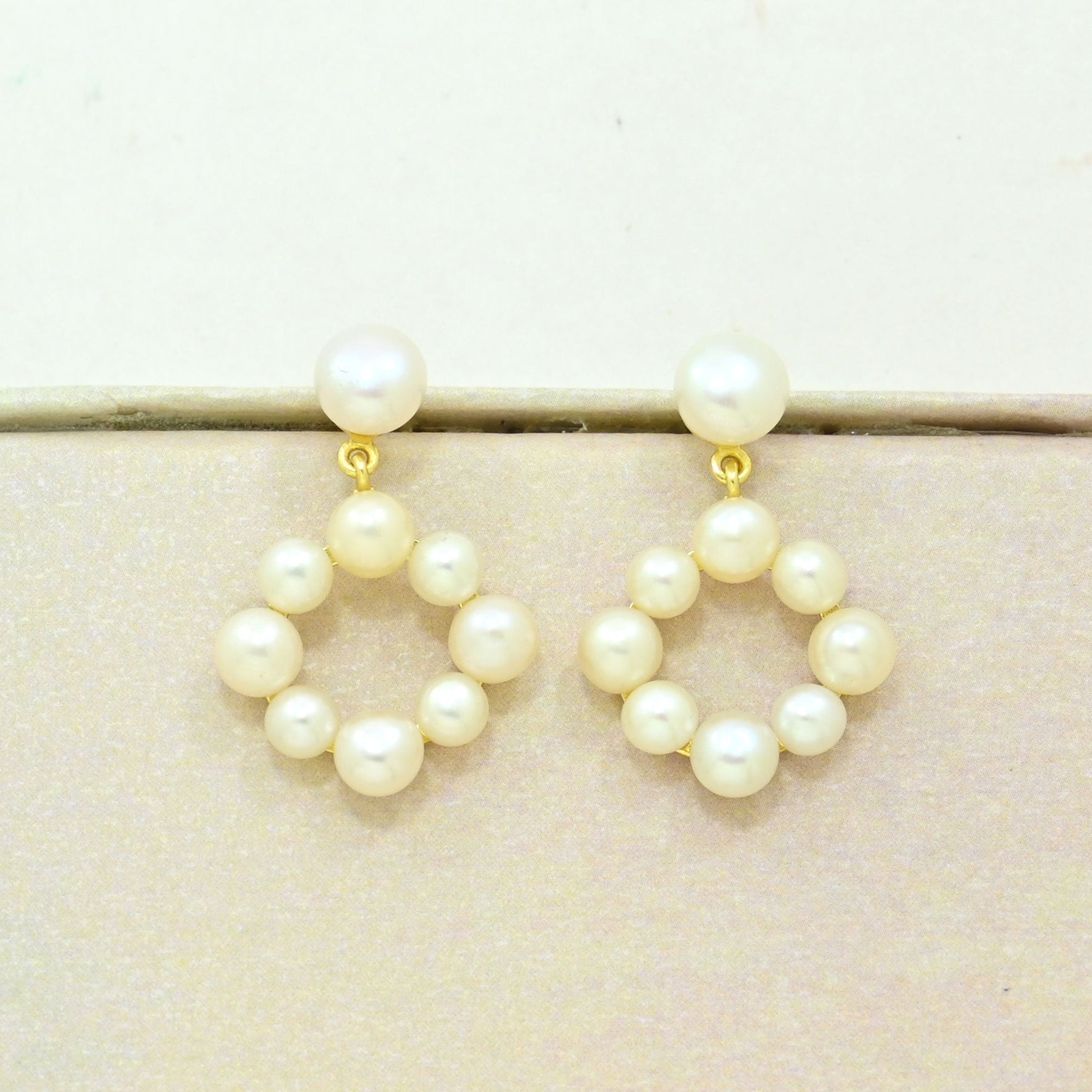 Pearl statement earring gold plated