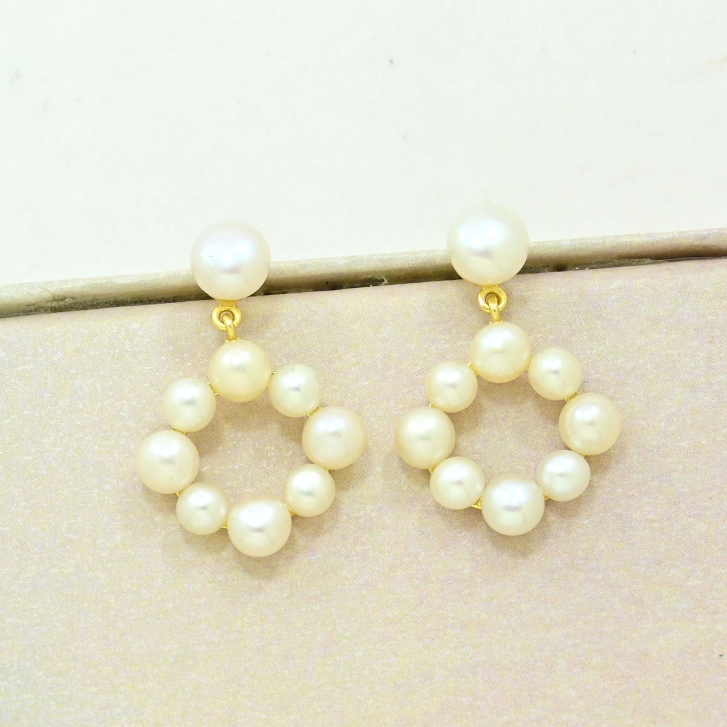 Pearl statement earring gold plated