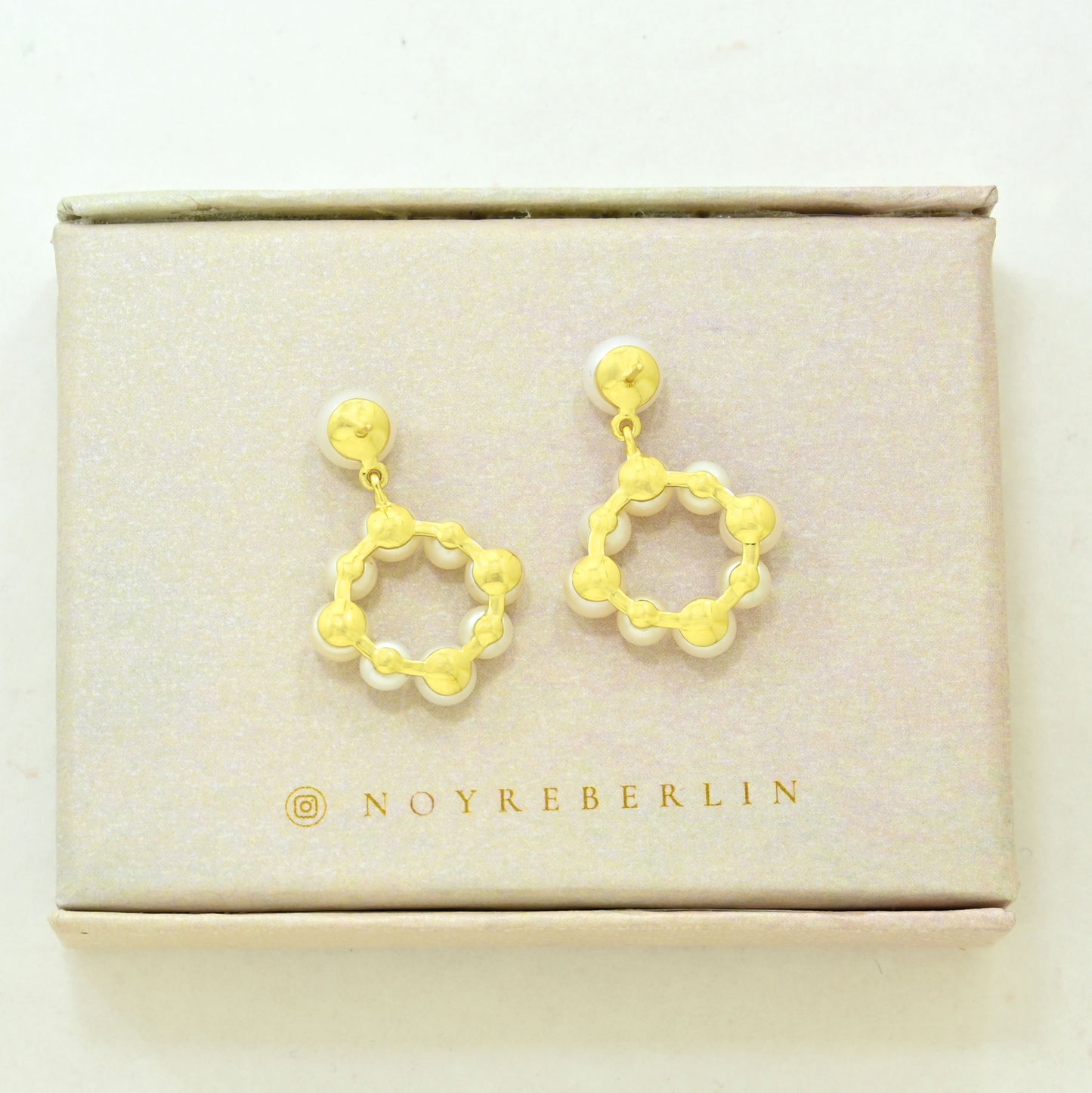 Pearl statement earring gold plated