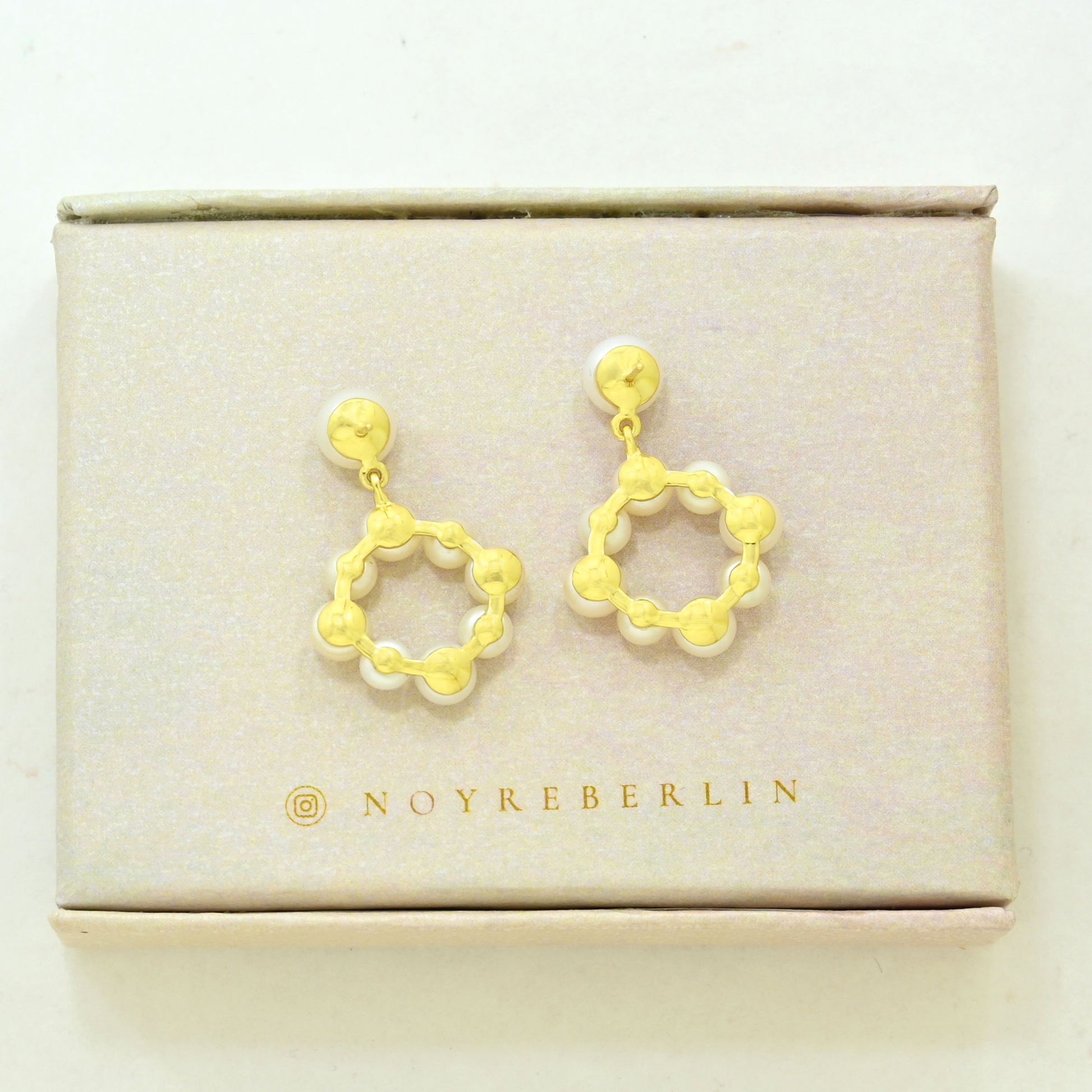 Pearl statement earring gold plated