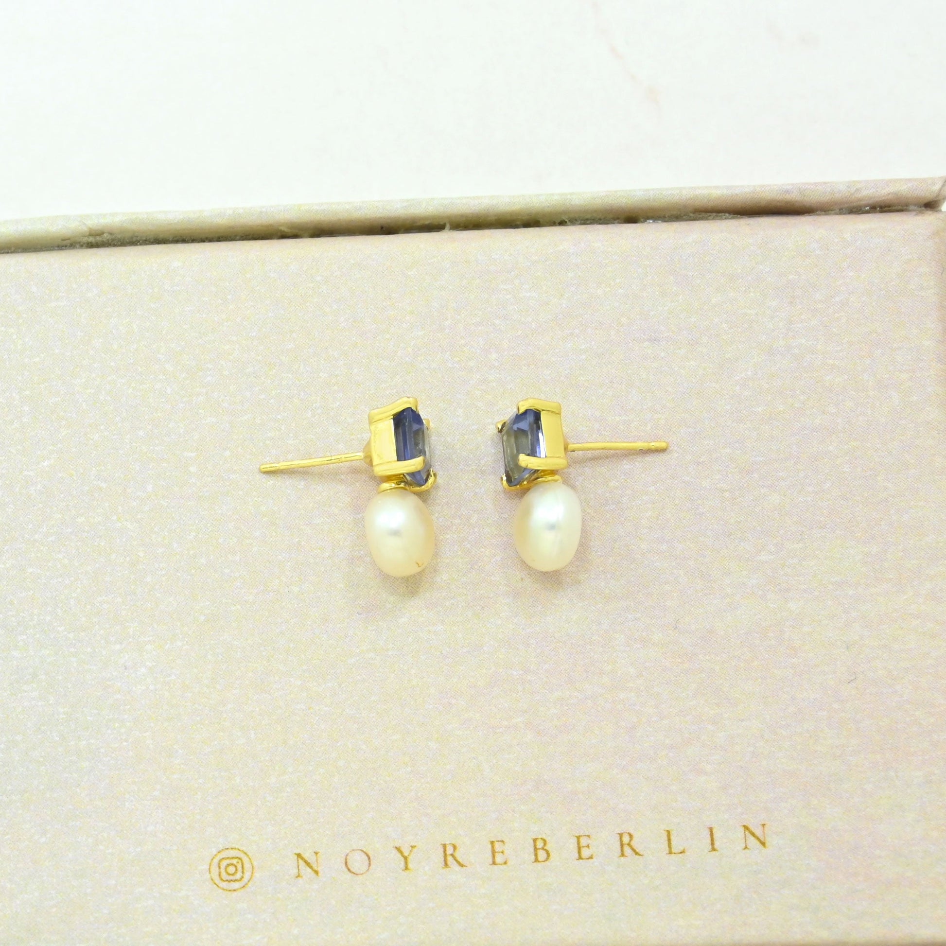 pearl tanzanite stud earring gold plated