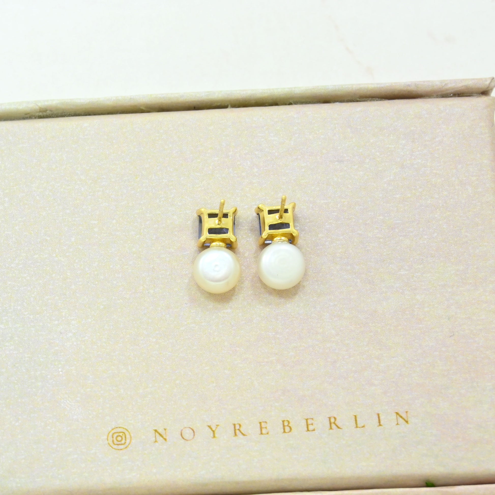 pearl tanzanite stud earring gold plated
