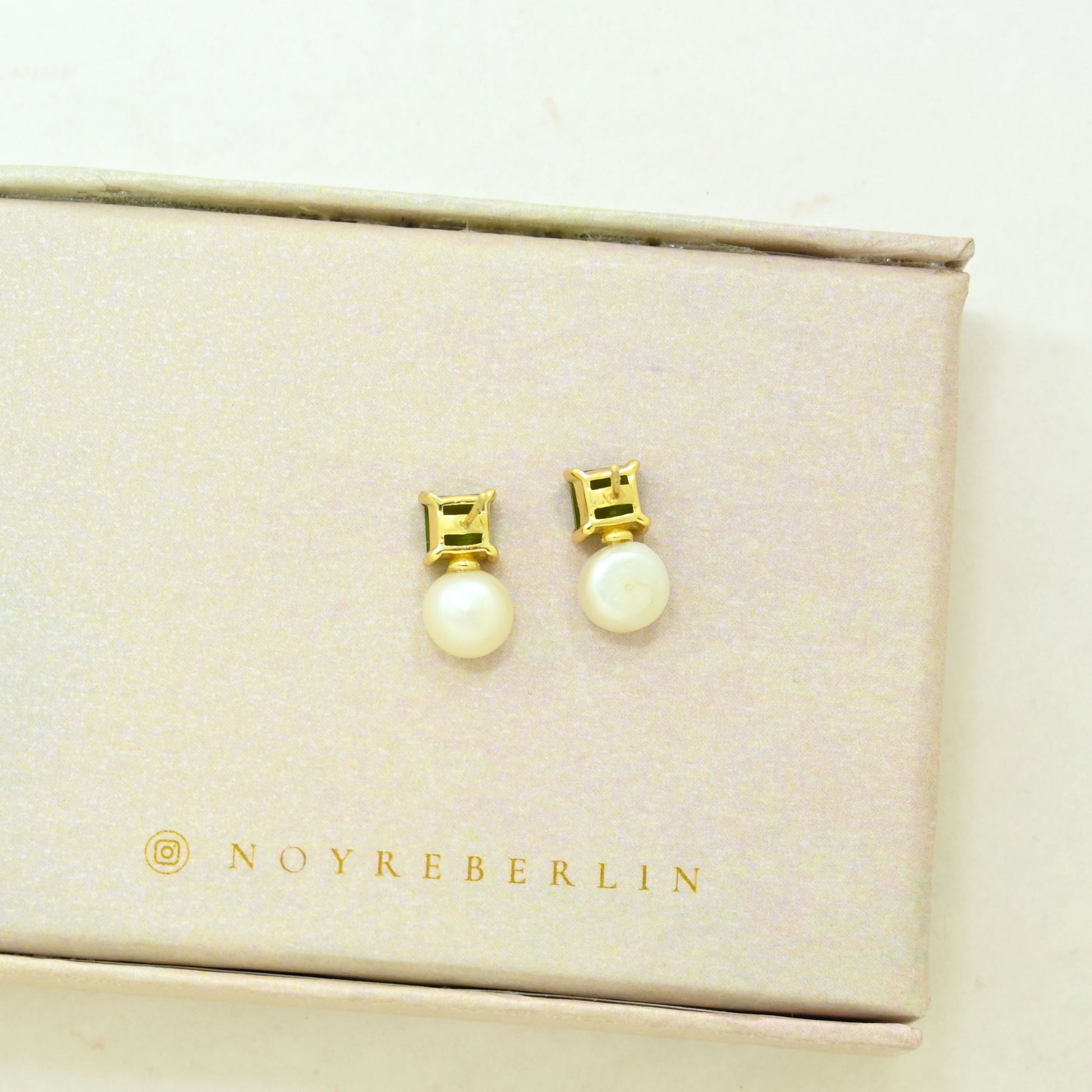 pearl green tourmaline stud earring gold plated