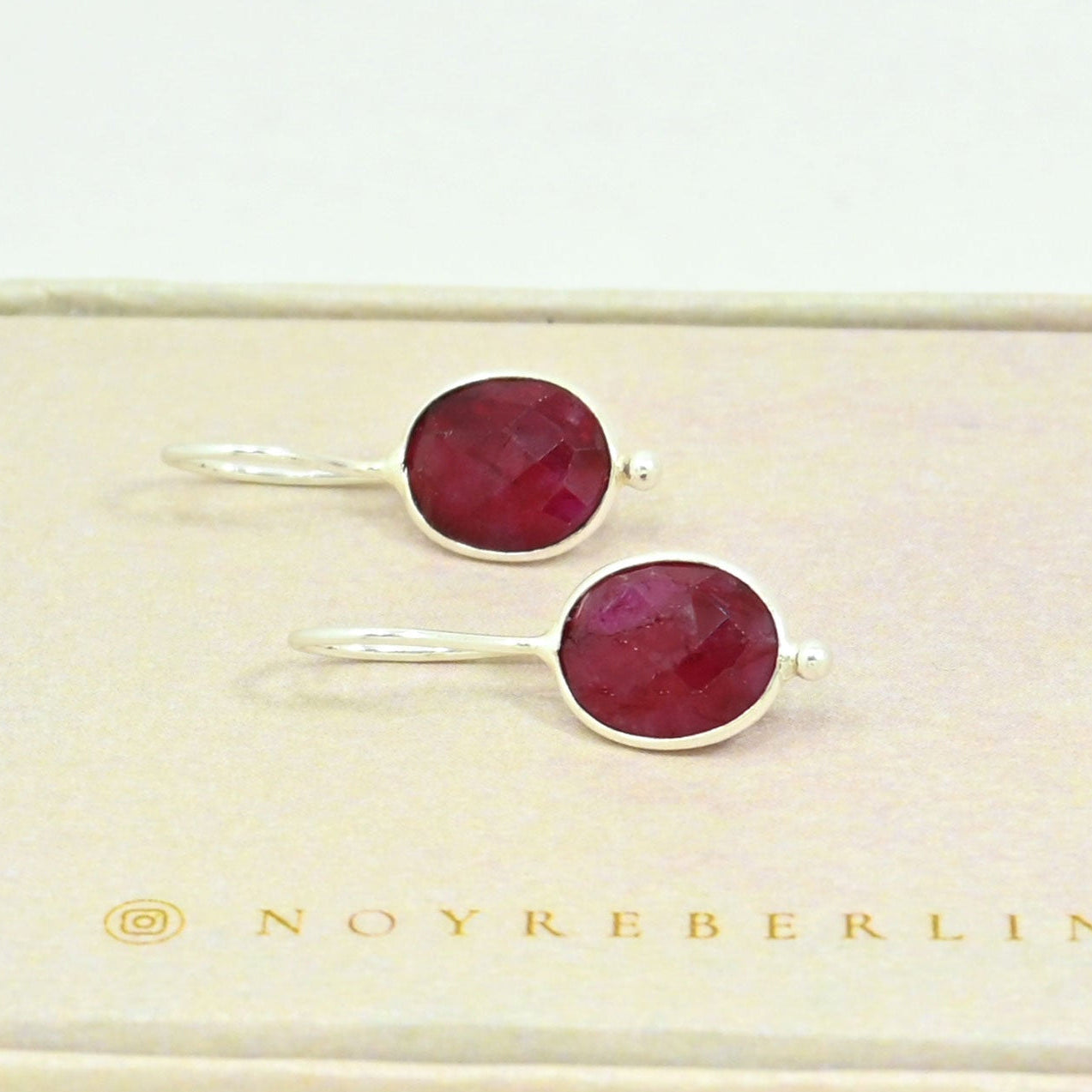 OVAL GEMSTONE EARRING