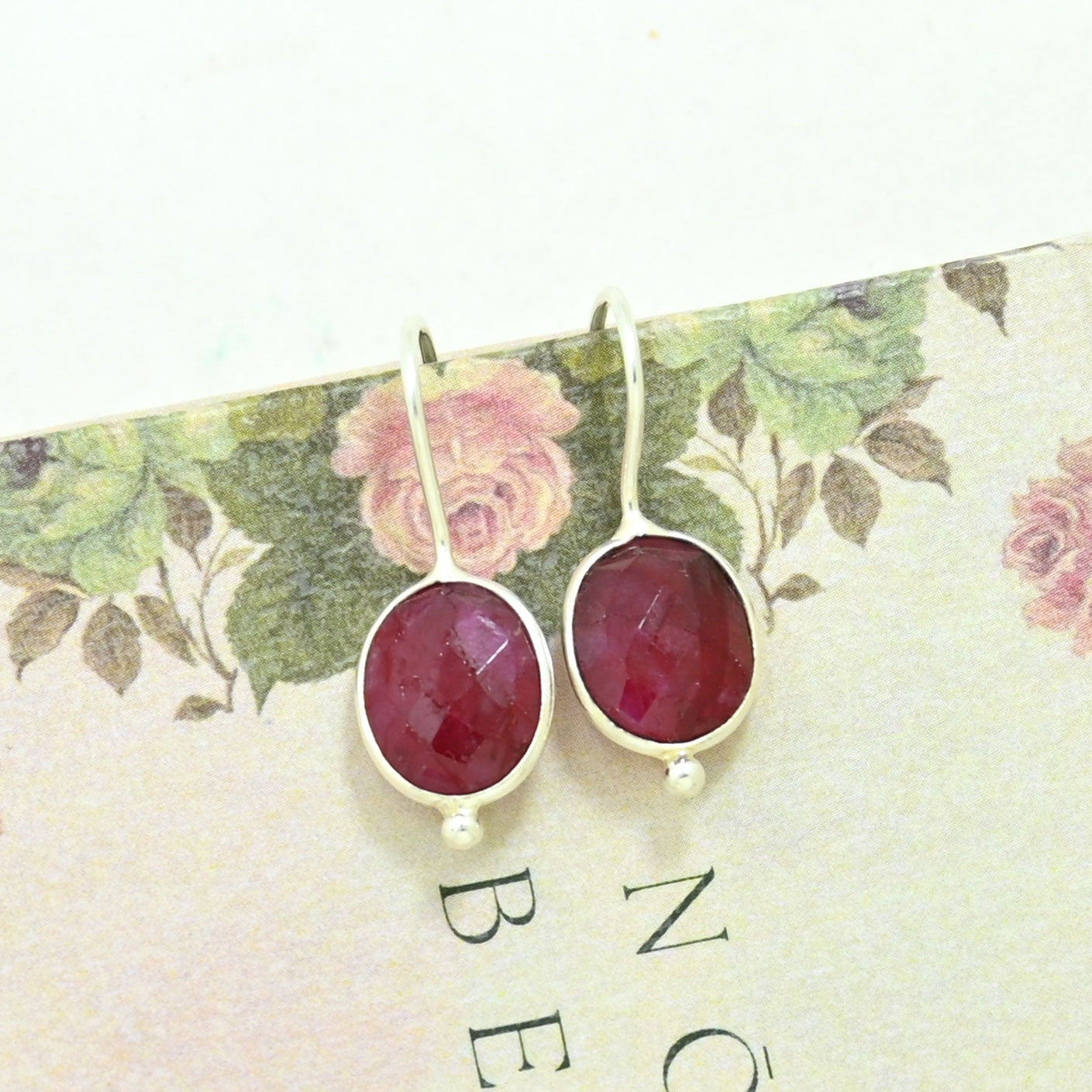 OVAL GEMSTONE EARRING