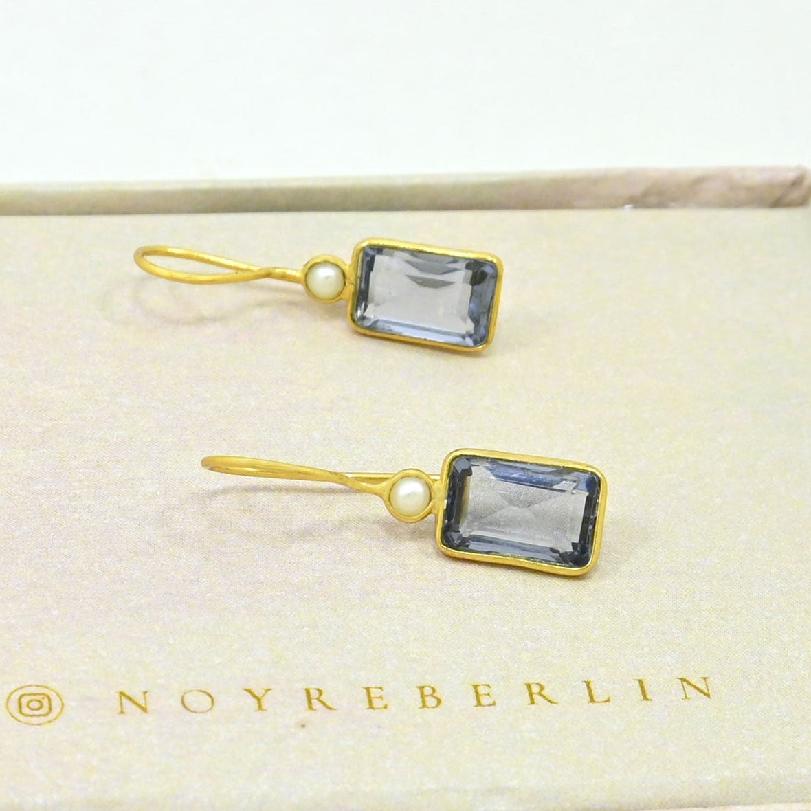 BIRDIE EARRING - PEARL & TANZANITE