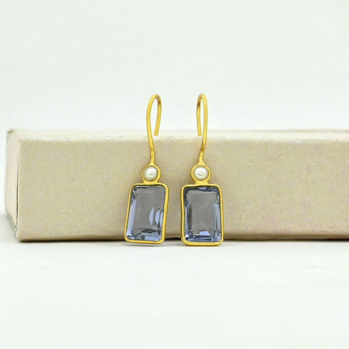 BIRDIE EARRING - PEARL & TANZANITE